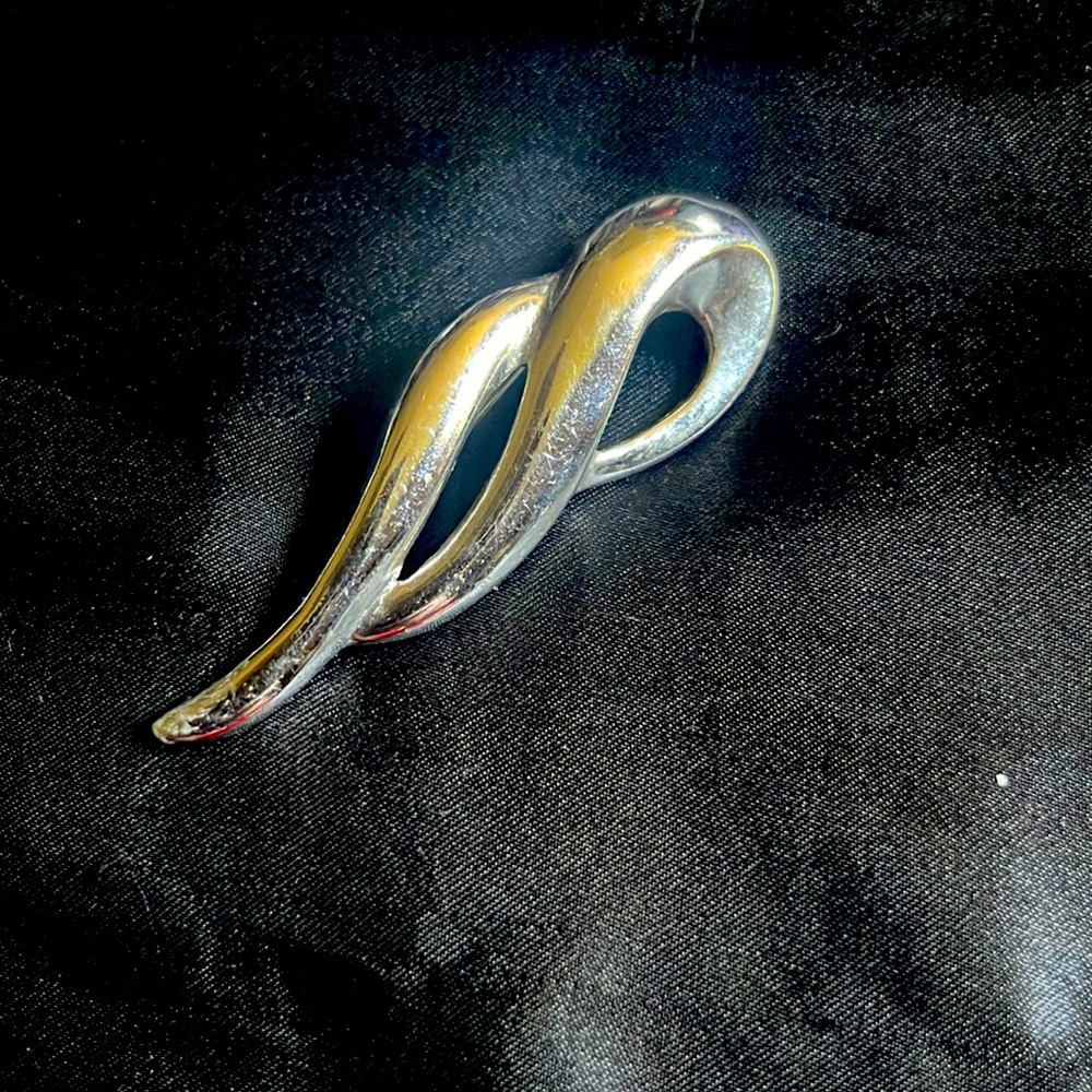 Vintage Silvertone brooch